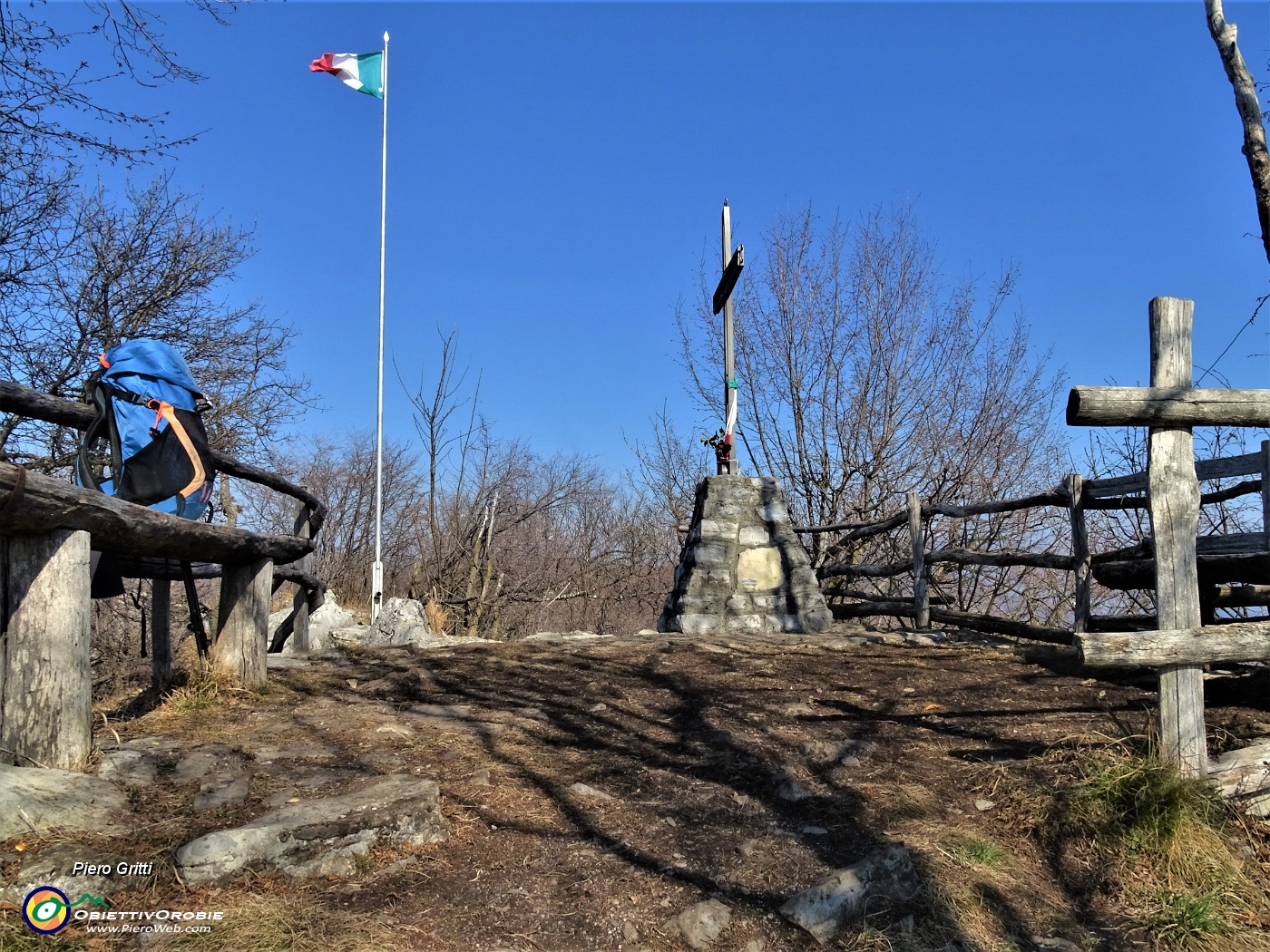 48 Corna Marcia, croce a ricordo dei caduti di tutte le guerre.JPG